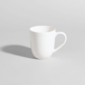 Taza de cerámica blanca con ribete en relieve