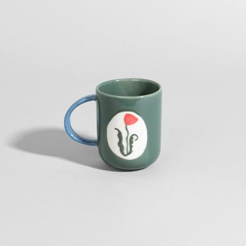 Taza de gres verde con flor en relieve