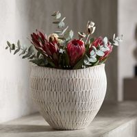 cachepot de resina blanca con lineas geometricas o 305x245 cm