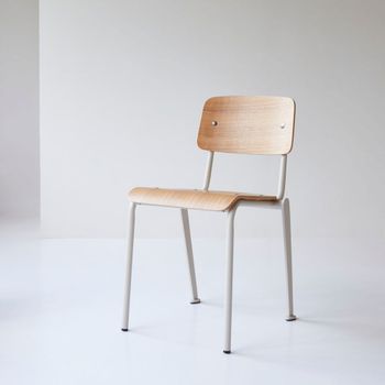 Silla de fresno y metal color crema