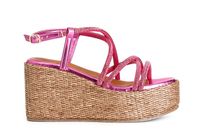 sandalias con tiras cruzadas de pedreria sobre cuna de rafia hot pink 39