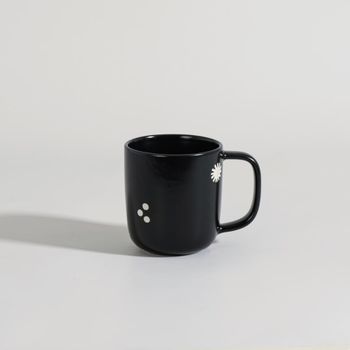 Taza de gres negro con motivos