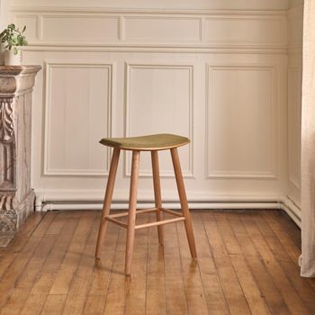 Taburete de teca maciza con asiento de terciopelo acanalado 65 cm