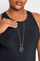 collar dorado con colgante de disco