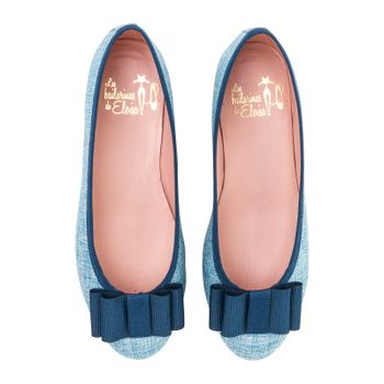 Bailarina plana de lino azul con lazo zapatero azul. Modelo Celia.