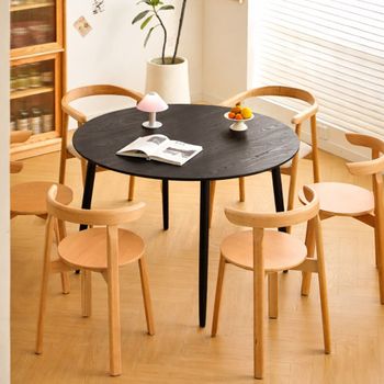Mesa de comedor redonda en madera de pino negro