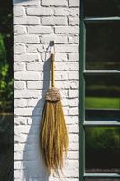 escoba de rafia sisal y palma en marron 30x4x75 cm