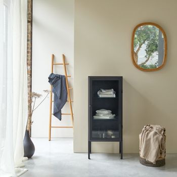 Mueble de almacenaje metálico acristalado