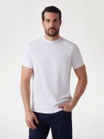 camiseta con logotipo bordado