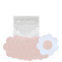 cubrepezones en forma de petalo de saten de brushworks