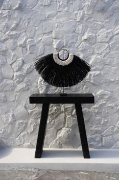 Objeto decorativo de hierba y concha en negro y marrón 80x10x65cm