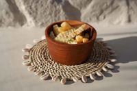 posavasos de rafia y concha en marron 23x23x1 cm
