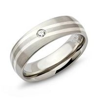 anillo de acero inoxidable con incrustaciones de plata y circonitas