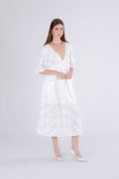 blusa con mangas cortas y volante de muselina de algodon bordado off white