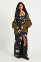 vestido maxi escotado de chifon con estampado de flores negro