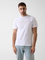 camiseta con logo bordado