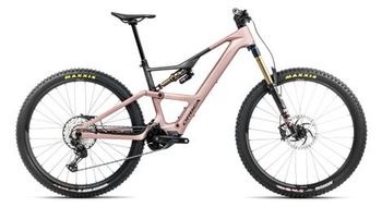 Orbea rise lt m10 mtb electrica de suspension total shimano deore xt slx 12s 630 wh 29   rosa del desierto carbono gris crudo 2025