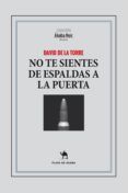 no te sientes de espaldas a la puerta