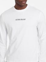 camiseta con logotipo bordado