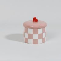 caja decorativa redonda de porcelana con damero y corazon