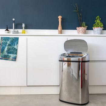 Cubo de basura de cocina automático plata  68l