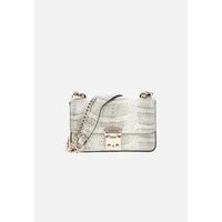 guess bolso bolso con solapa deesa convertible xb natural para mujer