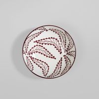 plato hondo de ceramica blanca con hojas berenjena