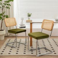 juego de dos sillas de comedor verdes con respaldo de ratan y patas cromadas