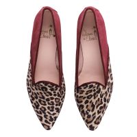slipper de ante leopardo y ante burdeos con punta alargada