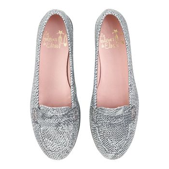 Mocasín con plataforma, en piel labrada color plata.