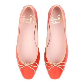 Bailarina plana en piel rojo-anaranjado con cordón beige.