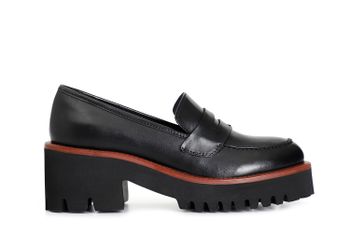 mocasín de piel para mujer con suela negra y ribete de color. black/red