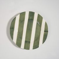 plato de postre de ceramica blanca y verde