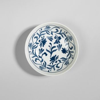 Plato hondo de cerámica blanca con flores azules