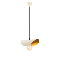 lampara colgante de metal con cables blancos y dorados salome