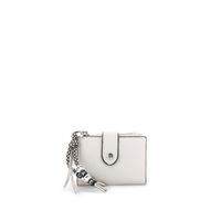 cartera con efecto piel y cremallera envolvente con tirador con dije ivory