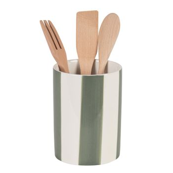 Tarro de cerámica verde y blanca y utensilios de madera de haya