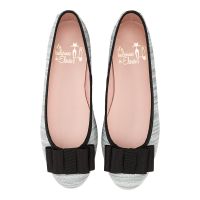 bailarina plana en ante labrado gris con lazo zapatero negro