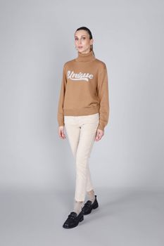 suéter de cuello alto con escritura bordada. camel