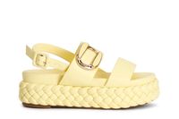 sandalias de dos tiras con fondo trenzado y complemento yellow